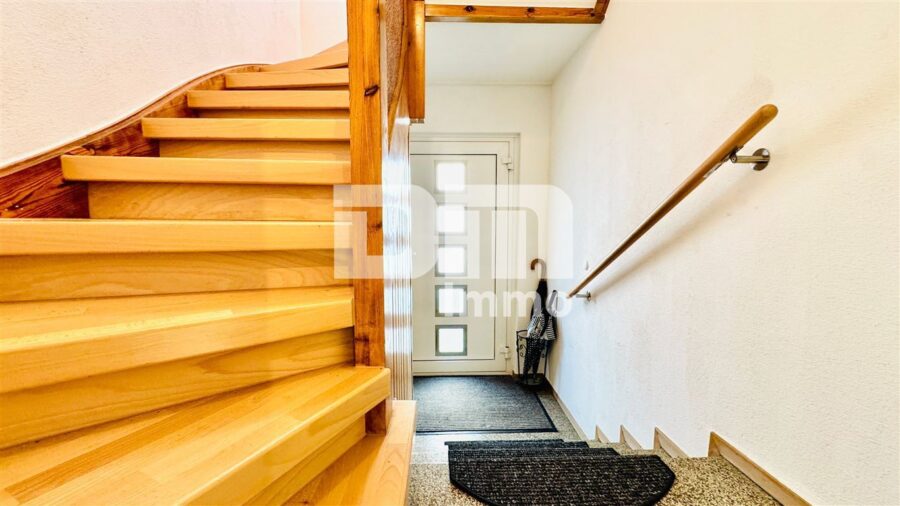 Modernisiertes Zweifamilienhaus mit Maisonettebereich in Panorama Traumlage + Garage / Terrasse - EG Treppenaufgang